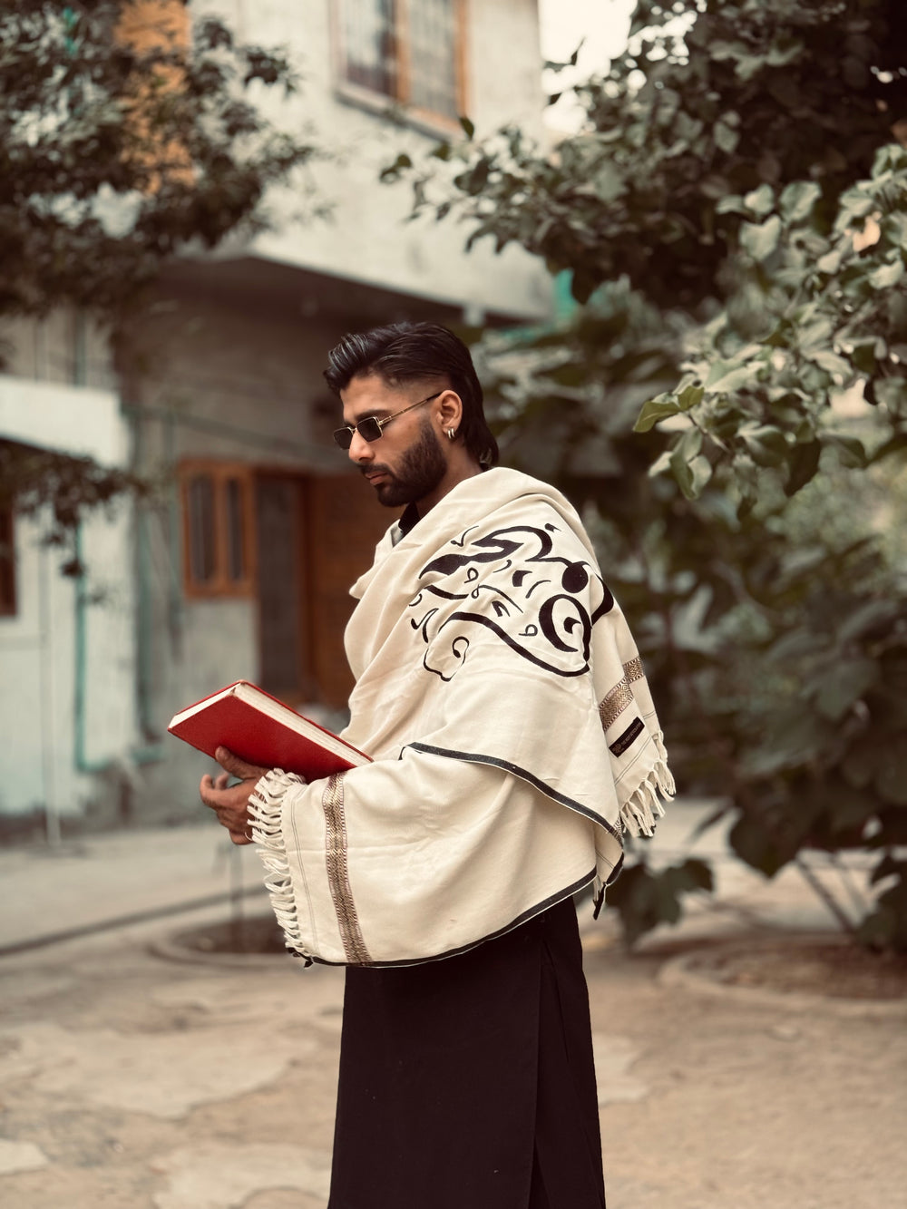 Majnoon Embroidered Shawl – Boski For Men