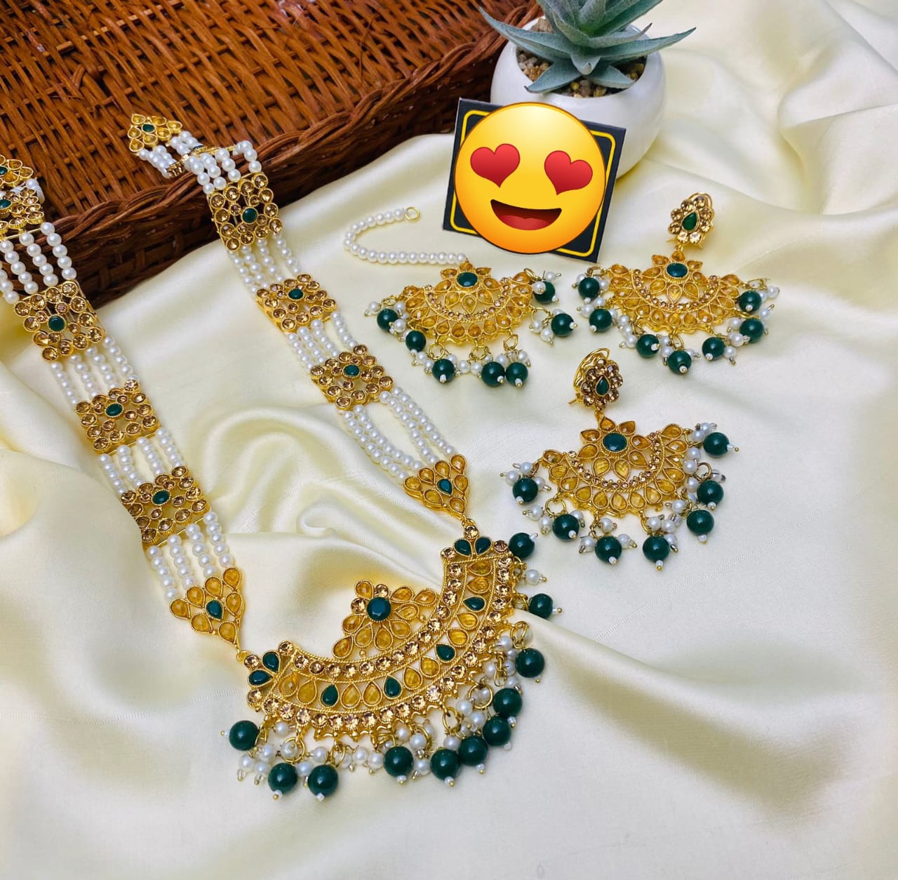 Kundan Mala Set: Sophisticated Jewelry in Ferozi, Golden, Black, Pearl, Green