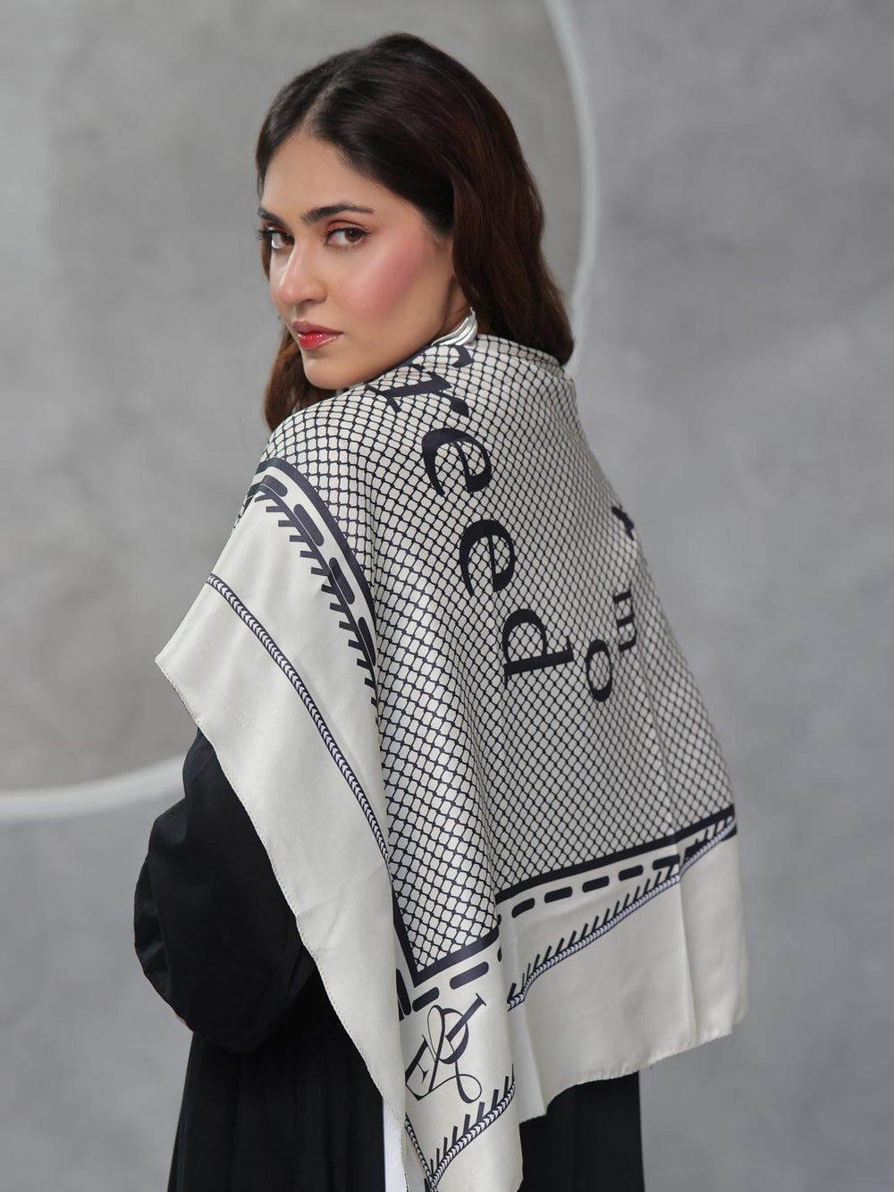 Parwaaz Scarf – Elegant & Luxurious For Women