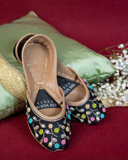 Midnight Bloom – Embroidered Black Khussas For Women