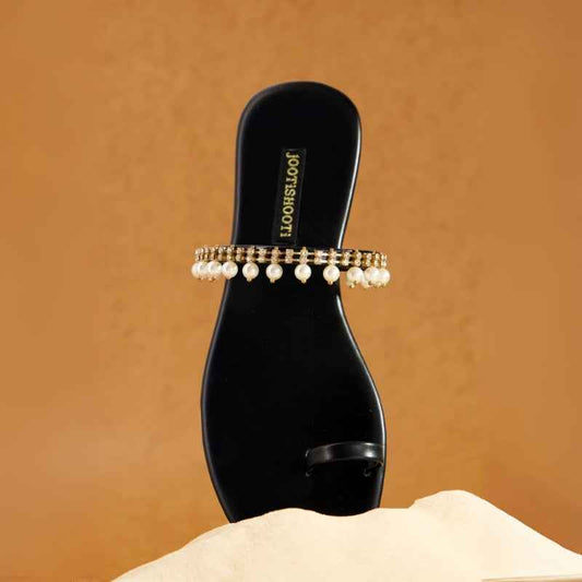 Gala Pearl – Minimal Toe-Ring Flats with Pearl Chain Detail For Women