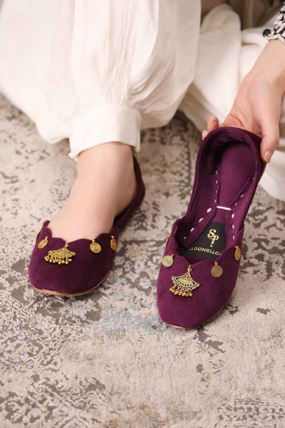 Mehvar Embellished Velvet Khussa For Women