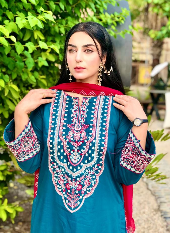 Luxury Embroidered Lawn 3-Piece Suit with Double-Shaded Chiffon Dupatta For Women