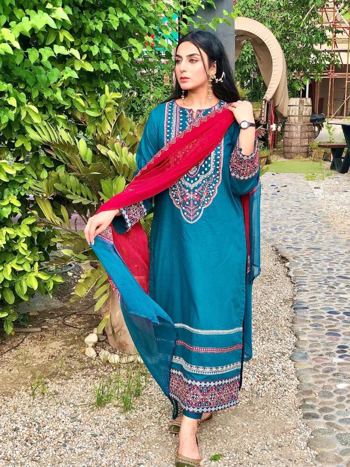 Luxury Embroidered Lawn 3-Piece Suit with Double-Shaded Chiffon Dupatta For Women