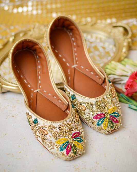 Chambeli Jutti: Elegant Off-White Embellished Footwear For Women