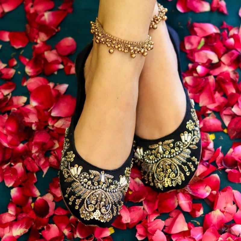 Black Crystal Glow – A Festive Favorite For Women