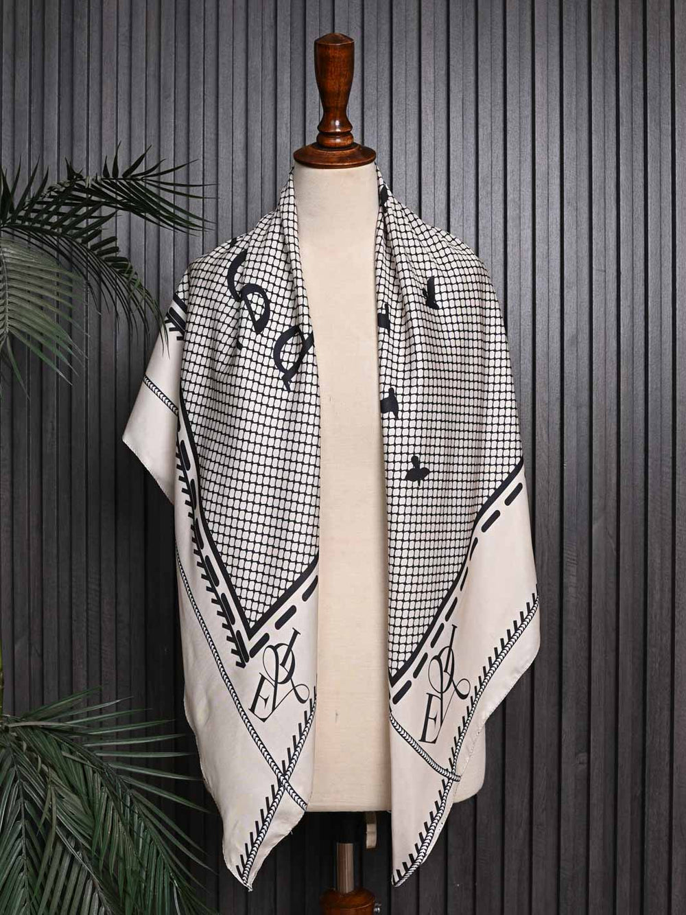 Parwaaz Scarf – Elegant & Luxurious For Women