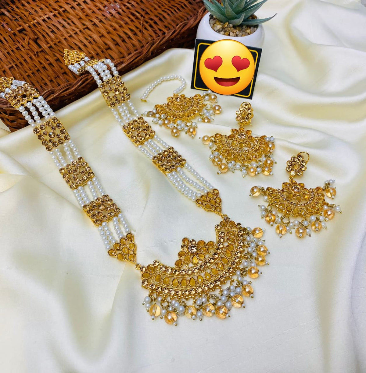 Kundan Mala Set: Sophisticated Jewelry in Ferozi, Golden, Black, Pearl, Green