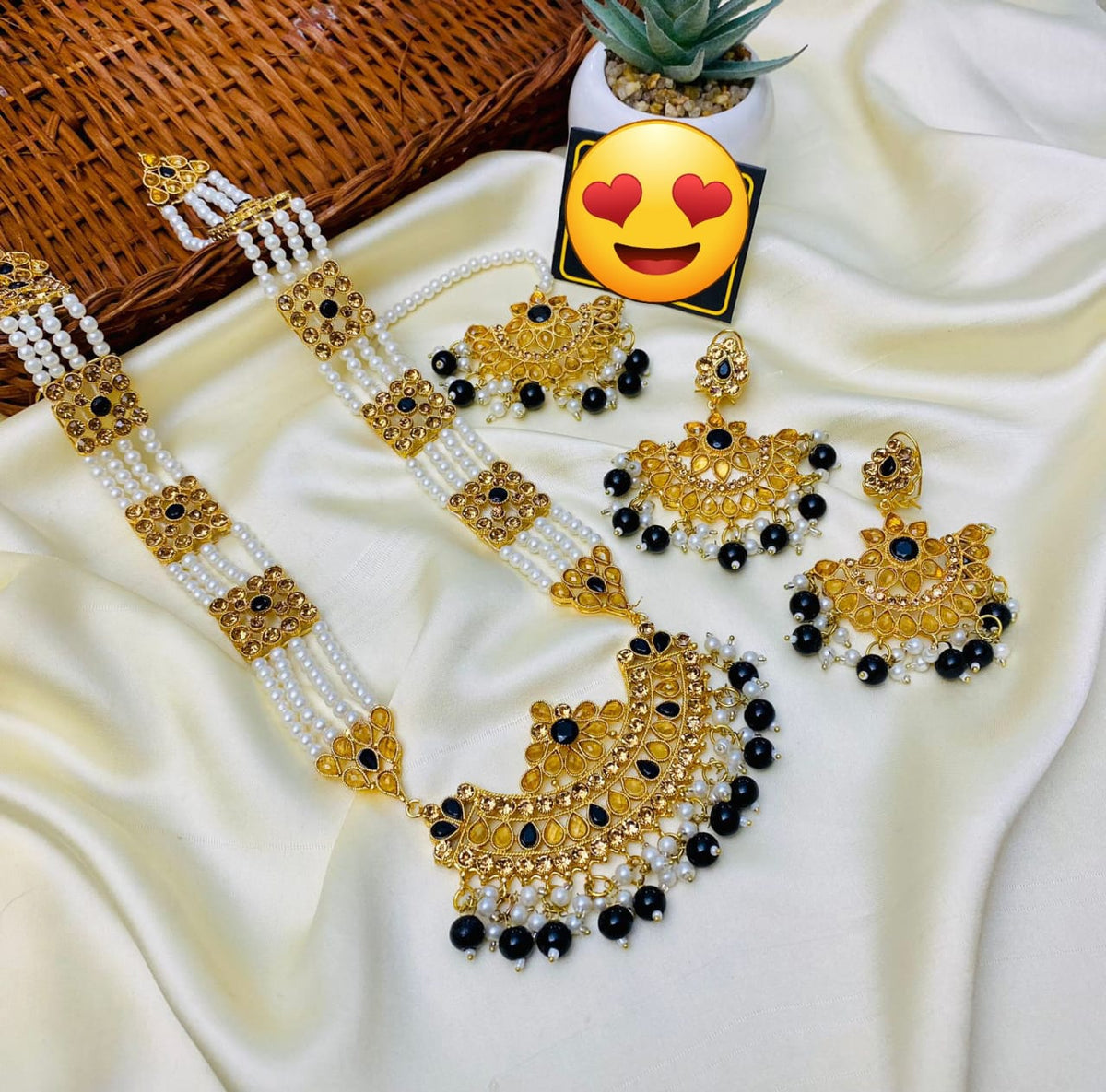 Kundan Mala Set: Sophisticated Jewelry in Ferozi, Golden, Black, Pearl, Green